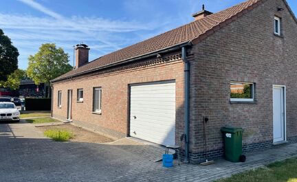 Leemans Immobiliën vous propose ce charmant bungalow, idéalement situé en centre-ville. Grâce à son emplacement privilégié, commerces, écoles, installations sportives, transports en commun et grands axes routiers sont facilement accessibles.
Ce lo