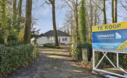 Leemans Immobiliën vous propose ce bungalow confortable, situé dans l'un des endroits les plus beaux et les plus ruraux d'Asse. Ici, vous pourrez profiter de vues à couper le souffle, tout en étant à proximité de toutes les commodités : commerces, 