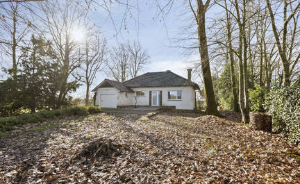 Leemans Immobiliën vous propose ce bungalow confortable, situé dans l'un des endroits les plus beaux et les plus ruraux d'Asse. Ici, vous pourrez profiter de vues à couper le souffle, tout en étant à proximité de toutes les commodités : commerces, 