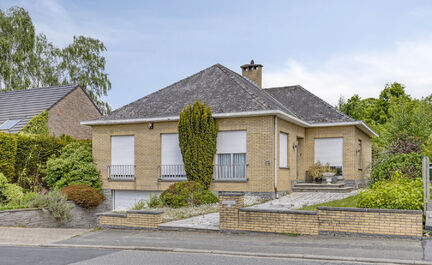 Leemans Immobiliën vous présente cette charmante maison, située dans un quartier calme mais extrêmement central à Dilbeek. Commerces, transports en commun, infrastructures sportives et grands axes routiers sont facilement accessibles : idéal pour ce