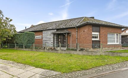 LEEMANS IMMOBILÏEN biedt u deze bungalow woning aan in Ternat. De woning bevindt zich in centrum Ternat en is gelegen is een zeer rustige doodlopende straat. Op 2 min wandelen van het station, 5 min wandelen van scholen en op 2 min rijden van de op- en a