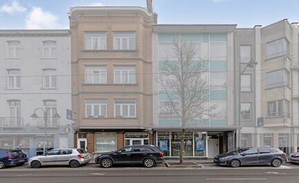 LEEMANS immobiliën vous propose ce local commercial prêt à l'emploi, à l'origine aménagé en bureau d'assurance, mais avec de nombreuses possibilités vers d'autres destinations. 

Grâce à sa localisation exceptionnelle dans le cœur dynamique de l