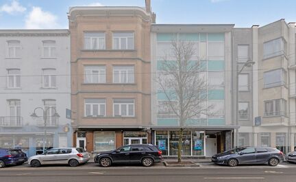 LEEMANS immobiliën vous propose ce local commercial prêt à l'emploi, à l'origine aménagé en bureau d'assurance, mais avec de nombreuses possibilités vers d'autres destinations. 

Grâce à sa localisation exceptionnelle dans le cœur dynamique de l