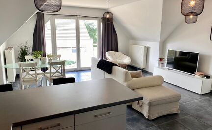 LEEMANS Immobiliën vous propose ce confortable appartement en duplex à Affligem/ Teralfene.
L'appartement fait partie d'une petite résidence (construite en 2008).
L'appartement a une surface habitable de 65 m² et est divisé comme suit ; un salon et s