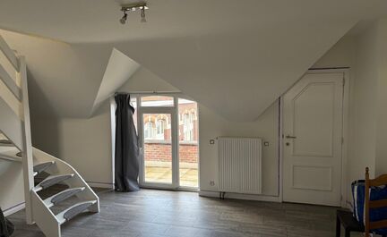 Dans un complexe unique (projet de rénovation d'une école primaire), nous vous proposons ce charmant appartement duplex comprenant : un séjour particulièrement lumineux avec cuisine ouverte (entièrement équipée) et accès à une spacieuse terrasse 