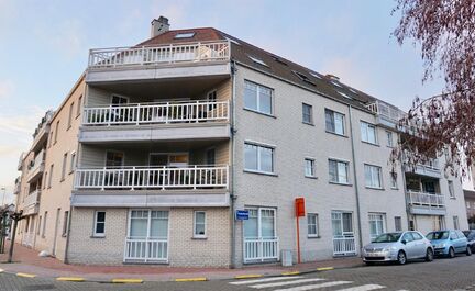 Zéér mooi ingericht (nieuwbouw) duplex appartement met 1 slaapkamer en mezzanine , gelegen in het centrum van Merchtem, nabij het station en de winkelstraat. Het appartement is gelegen op de derde verdieping en beschikt over een ruim terras van 9m² met