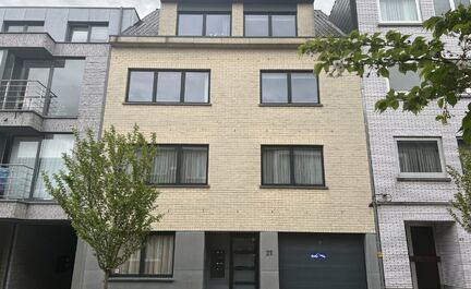 Leemans immobiliën biedt U dit ideaal gelegen duplex-appartement aan in het centrum van Zellik. Het appartement is zeer lichtrijk en heeft een oppervlakte van ± 120 m² met een leuk balkon. Het appartement situeert zich op de tweede verdieping bestaande