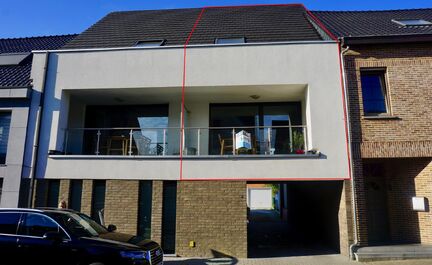 Leemans immobiliën biedt u dit duplex appartement te Denderleeuw met 2 slaapkamers en een bewoonbare oppervlakte van 118 m². Het appartement bevindt zich in een klein gebouw van amper 3 appartementen. Op het eerste verdiep treffen we na de inkomhal (met