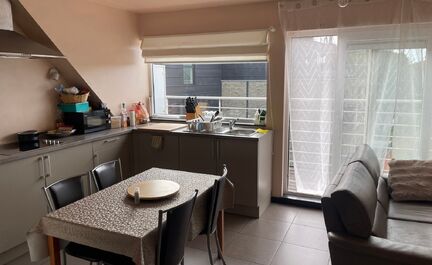 Leemans Immobiliën biedt u dit charmante duplexappartement aan, gelegen op een uitstekende locatie in Wetteren. Op wandelafstand van het station en in de onmiddellijke nabijheid van belangrijke invalswegen, scholen, sportinfrastructuur, winkels en openba