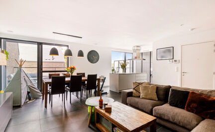 LEEMANS IMMOBILIËN stelt volgend perfect instapklaar duplexappartement voor, gelegen in de rustige woonkern van de deelgemeente Mollem (Asse). Deze locatie combineert rustig wonen met een uitstekende bereikbaarheid, tevens op wandelafstand van het treins