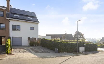 Volledig gerenoveerde woning met duurzame materialen te koop in een residentiële buurt nabij het centrum van Asse! Deze woning werd in het laatst gerenoveerd in 2017 naar de hedendaagse stijl. We komen de woning binnen via de inkomhal met vestiaire en WC