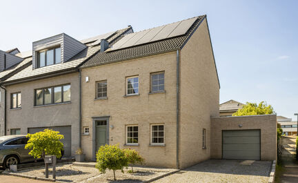 Welkom in jouw droomhuis! Deze prachtige woning, gelegen in het bruisende Zellik, wacht op jou om zijn nieuwe eigenaar te worden. Stap binnen en laat je betoveren door de onmiskenbare charme en het moderne design dat deze woning te bieden heeft.

Met zijn