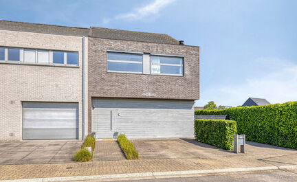 Moderne, degelijke woning gelegen in het landelijke Mollem in een kleine, doodlopende straat. In directe nabijheid van treinstation (lijn Brussel-Dendermonde) en bushalte, en op wandelafstand van winkels en scholen. Deze halfopen strakke woning omvat op h