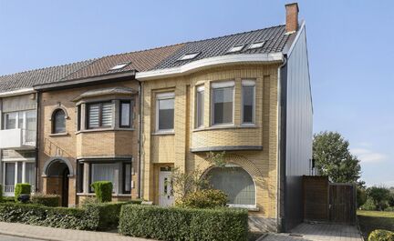 Gerenoveerde karaktervolle woning (2011) te koop op toplocatie! Deze woning bestaat uit een inkomhal met vestiaire, een ruime leefruimte met aansluitend de open keuken (volledig geïnstalleerd). De keuken geeft toegang tot de ruime tuin en mooi aangelegde