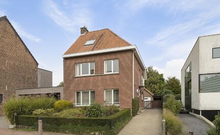 Te renoveren woning in het centrum van Meise. Deze woning bestaat uit een ruime inkomhal met WC, een douchekamer, een ruime leefruimte met keuken en toegang tot de tuin. Op het eerste verdiep zijn 3 slaapkamers aanwezig en een badkamer. Er is een zolder a