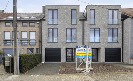 OPPORTUNITEIT: Leemans Immobiliën kan u in primeur deze nieuwbouw woningen aanbieden in een rustige wijk te Zellik. De woningen bestaan uit een ruime inkomhal met WC, bureauruimte en ruime garage. Vanuit de garage heeft men toegang tot het terras en de t