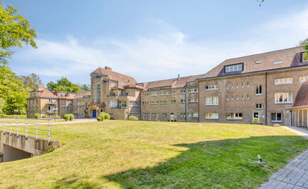 Leemans Immobiliën presenteert u dit charmante gelijkvloers appartement, ideaal gelegen in een rustige, bosrijke buurt van Halle. Hier woont u te midden van het groen, met tal van wandelmogelijkheden en volop natuur rondom u — een ware oase van rust, o