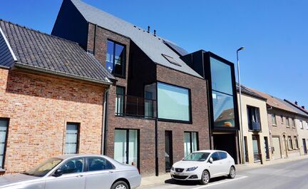 Recent gelijkvloersappartement te huur in het landelijke Mollem. Dit appartement bestaat uit een ruime leefruimte met open keuken ( stoomoven, combi, inductie, frigo) en ruime berging. Het appartement beschikt over een ruime slaapkamer met aansluitend de 