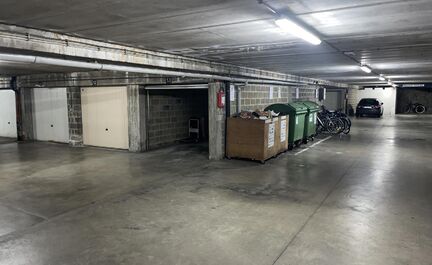 Gesloten garagebox in een standingvol complex nabij het station van Asse en verschillende invalswegen. 

Voor meer informatie: immo@kantoorleemans.be - 02/306.90.00