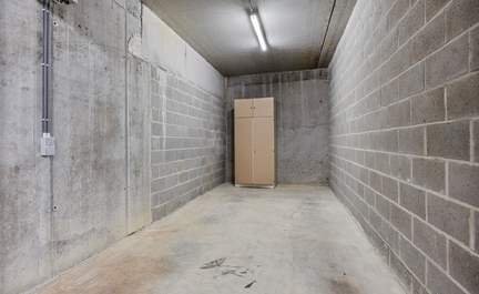 Leemans Immobiliën biedt u deze gesloten garagebox aan met elektrische poort in het centrum van Asse. De staanplaats bevindt zich onderaan het gebouw in de Vronemeers 43 in Asse en is gelegen op wandelafstand van alle nodige faciliteiten.
Graag meer info