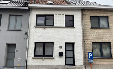 LEEMANS IMMOBILIEN biedt u deze gezellige gerenoveerde woning op toplocatie in het centrum van Asse! Deze woning bestaat uit een ruime inkomhal, een open leefruimte met volledig geïnstalleerde keuken. Op de benedenverdieping is een een badkamer (bad en d