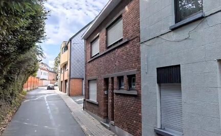 Leemans Immobiliën biedt u deze gezellige woning aan, ideaal gelegen in het centrum van Asse, op wandelafstand van winkels, scholen, openbaar vervoer en andere voorzieningen.
Bij het betreden van de woning komt u terecht in de inkomhal, voorzien van een 