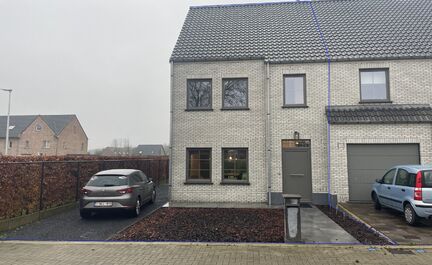 LEEMANS MMOBILIEN biedt U deze ruime woning aan te Mazenzele.

Rustig wonen in een groene en rustige omgeving? Dan is deze woning te Mazenzele voor jou!

Deze woning is gelegen in een kleinschalig en leuk project waar ruimte en architectuur volledig op el