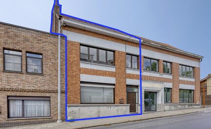 BUITENKANS: Leemans Immobiliën stelt u deze instapklare familiewoning voor, ideaal gelegen in het mooie centrum van Moorsel nabij de Leirekensroute. 

Indeling GV: ruime inkomhal / traphal, lichtrijke leefruimte, badkamer (alle comfort: douche, ligbad, e