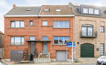 LEEMANS immobiliën biedt U deze gerenoveerde woning aan met 4 slaapkamers en grote zuidgerichte tuin in centrum Asse! 
Op wandelafstand van winkels, scholen, horeca, openbaar vervoer, sport, cultuur. 
Deze rijwoning van bijna 200m² bewoonbare oppervlakt