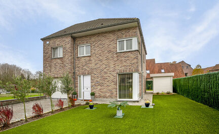 Welkom in jouw droomhuis! Deze prachtige woning, gelegen in het landelijke Mollem, wacht op jou om zijn nieuwe eigenaar te worden. Stap binnen en laat je betoveren door de onmiskenbare charme en het moderne design dat deze woning te bieden heeft.

Met zij