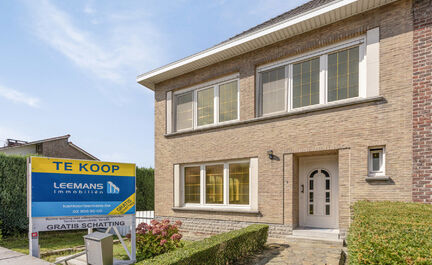 OPPORTUNITEIT! Leemans immobiliën biedt deze ruime (te renoveren) ééngezinswoning te koop aan op een totale terreinoppervlakte van 6are26ca met een enorm potentieel. De huidige woning betreft een zéér solide constructie dewelke mits renovatiewerken t