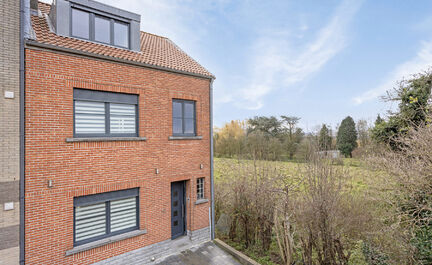 LEEMANS IMMOBILIËN biedt u deze perfect instapklare woning aan met maar liefst 4 volwaardige slaapkamers! Gelegen in een rustige residentiële en tevens ook doodlopende straat, doch dichtbij alle faciliteiten zoals scholen, openbaar vervoer, winkels, cen