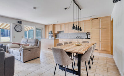 OPEN KIJKDAG WOENSDAG 16/07 TUSSEN 17H00 - 19H00!

LEEMANS IMMOBILIËN stelt u met plezier deze volledig instapklare én tevens energiezuinige woning (EPC-label A) voor, rustig gelegen in doodlopende straat. 

Bij binnenkomen van de woning komt u uit in e
