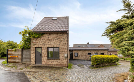Leemans Immobiliën biedt u deze charmante en instapklare woning aan, gelegen in het landelijke en rustige Asbeek. Dankzij de uitstekende ligging geniet u hier van een perfecte combinatie tussen wonen en een vlotte bereikbaarheid. Invalswegen, openbaar ve