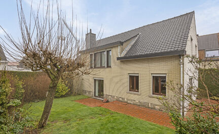 Leemans immobiliën biedt u deze ruime woning aan in het idyllische Dworp.Het betoverende Hallerbos is op wandelafstand van de woning .Het centrum, winkels , scholen, sportinfrastructuur, openbaar vervoer zijn ook zeer nabij. Indeling van de woning  is al