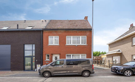 Leemans Immobiliën presenteert u deze gunstig gelegen woning met renovatiemogelijkheden in Denderleeuw. Dankzij de centrale ligging bevinden alle voorzieningen zich op korte afstand: winkels, scholen, openbaar vervoer en sportinfrastructuur liggen vlakbi