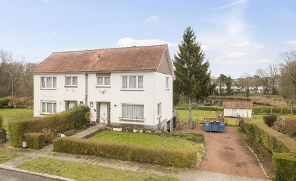 LEEMANS Immobiliën biedt u deze driegevel woning te Dilbeek. De woning is van het bouwjaar 1963 en werd steeds zeer goed onderhouden.
Het betreft een bewoonbare doch op te frissen woning. De woning telt 3 slaapkamers op het 1e verdiep en de mogelijkheid 