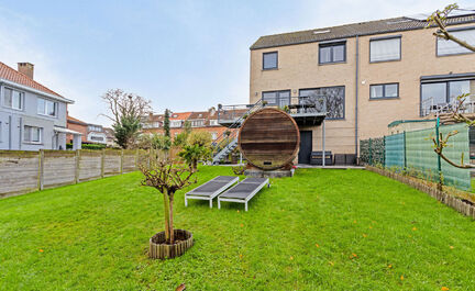 Leemans immobiliën biedt u deze ruime en perfect onderhouden bel-etagewoning op een centrale en toch rustige omgeving aan in Groot-Bijgaarden.
Door de centrale ligging van de woning zijn winkels, scholen, sportinfrastructuur, invalswegen en openbaar verv