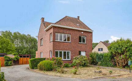 Leemans Immobiliën presenteert u deze ruime, te renoveren woning op een rustige en landelijke ligging in Groot-Bijgaarden. Dankzij de centrale locatie geniet u van een uitstekende bereikbaarheid: winkels, openbaar vervoer, scholen, invalswegen en sportfa