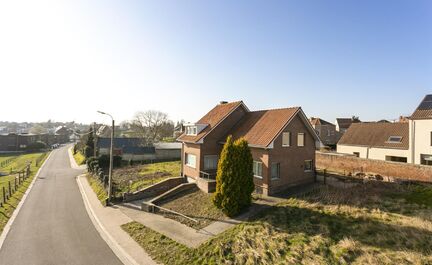 ** IN OPTIE ** LEEMANS IMMOBILIËN biedt u deze charmante ééngezinswoning te Dilbeek.
De woning is gelegen op een perceel van 5are 10ca met een terras aan de achterzijde en ruime tuin aan de zijkant (180 m²).
Door de hogere ligging van de woning geniet