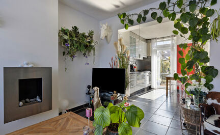 Leemans Immobiliën presenteert u deze charmante en instapklare woning in het pittoreske Schepdaal. Dankzij de centrale ligging geniet u van een uitstekende bereikbaarheid en bevinden scholen, winkels, openbaar vervoer en sportfaciliteiten zich op wandela