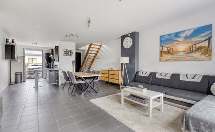 Leemans Immobiliën presenteert u deze verzorgde en energiezuinige woning (EPC A), gelegen op een rustige doch centrale locatie in Ternat. Dankzij de uitstekende ligging bevinden winkels, scholen, sportfaciliteiten en belangrijke invalswegen zich op een s