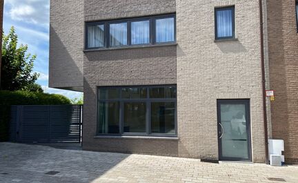 LEEMANS IMMOBILIËN stelt u graag dit multifunctioneel handelspand/bureel voor, gelegen in de gemeente Asse. Dankzij zijn uitstekende ligging is deze handelsruimte bijzonder vlot en gemakkelijk bereikbaar. Tevens is de aanwezige parking, gelegen voor het 