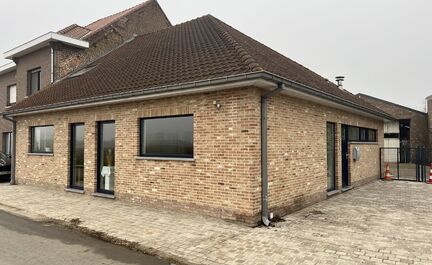 LEEMANS IMMOBILIËN biedt U volgende handelsruimte aan gelegen in de gemeente Opwijk. 

Het pand werd voorheen gebruikt als kantoorruimte (zelfstandig beroep) maar kan tevens perfect dienen als bvb. praktijkruimte / vrij beroep mits de nodige aanpassingen
