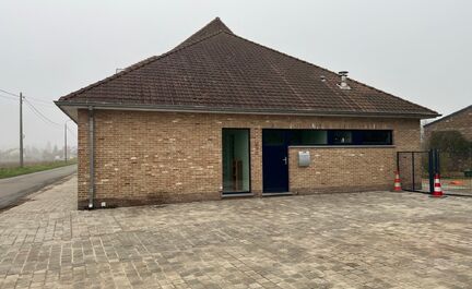 LEEMANS IMMOBILIËN biedt U volgende handelsruimte aan gelegen in de gemeente Opwijk. 

Het pand werd voorheen gebruikt als kantoorruimte (zelfstandig beroep) maar kan tevens perfect dienen als bvb. praktijkruimte / vrij beroep mits de nodige aanpassingen