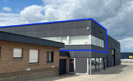 LEEMANS IMMOBILIËN stelt u graag deze multifunctionele kantoorruimte voor, gelegen in de industriezone van Merchtem. Dankzij zijn uitstekende ligging is deze ruimte bijzonder vlot en gemakkelijk bereikbaar, wat een belangrijke troef is voor zowel klanten