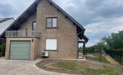Leemans Immobiliën vous propose cette maison spacieuse et lumineuse, idéalement située au cœur d'Asse. Grâce à son emplacement privilégié, commerces, installations sportives, transports en commun, grands axes routiers et magnifiques itinéraires d