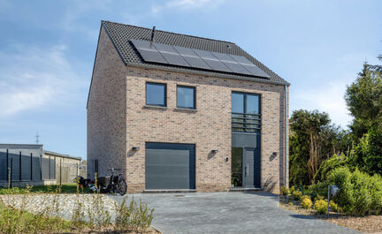 Leemans Immobiliën vous propose cette maison exceptionnellement spacieuse et écoénergétique, idéalement située dans un quartier prisé de Merchtem. Cette maison familiale, prête à emménager, allie confort, espace et excellente accessibilité. L'e