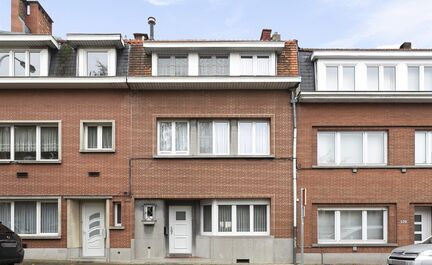 LEEMANS Immobiliën vous propose cette maison unifamiliale bien entretenue située à Anderlecht. La propriété est actuellement composée de 2 entités; le rez de chaussée avec 1 chambre, cuisine, salle de bain et accès au grand jardin arrière. Au 2?