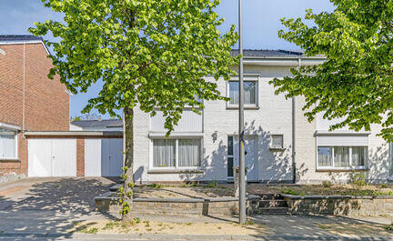 Maison familiale confortable avec jardin et terrasse au coeur d'Asse
Leemans Immobiliën vous présente cette maison bien entretenue, idéalement située dans le centre animé d'Asse. Grâce à sa situation centrale, toutes les commodités sont accessible